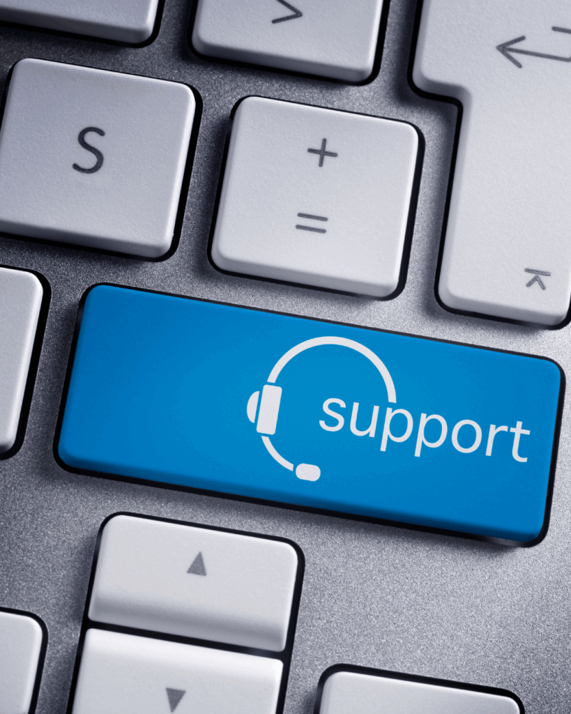 Tecla de suporte técnico em destaque em teclado de computador, simbolizando atendimento especializado em TI.